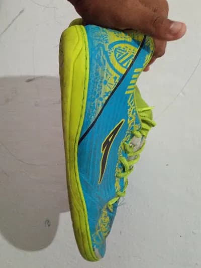 Tênis azul e amarelo
