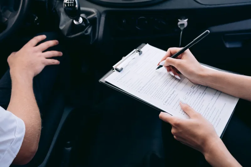 Documentos para vender um carro usado: o que assinar e o que guardar